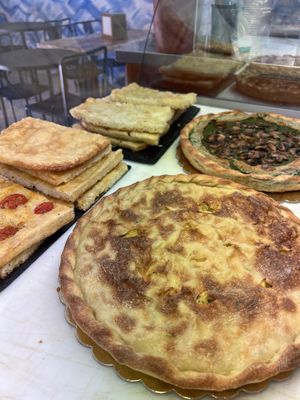 Ottime opzioni vegane. Ad esempio: Quiche tofu, zucchine e menta. Quiche tofu, spinaci e funghi. Focacce varie. Farinata ottima.  at Belin Che Buono in Urbino