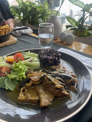 Saitan-Steak (homemade) with black risotto rice   at Lusitania in Alvor