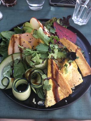 Quinoa tofu salad at Lusitania in Alvor