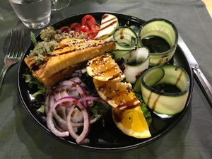 Salada com tofu e quinoa at Lusitania in Alvor
