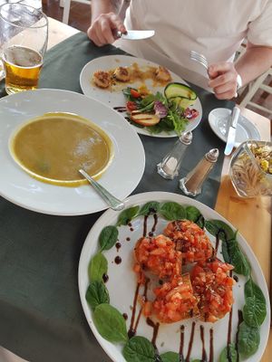 Vegan bruchetta and vegetable soup at Lusitania in Alvor
