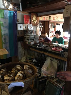 Record player at Shokudo Pace in Kamakura