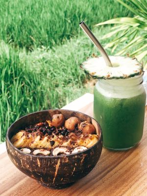 The Afrika chocolate peanut butter smoothie bowl ft Green Detox juice at Cafe Organic in Canggu