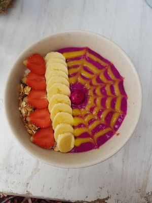 Dragon fruit smoothie bowl at Cafe Organic in Canggu