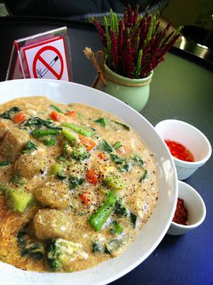 Crispy fried rice noodles with gravy at House of Joy in Bangkok