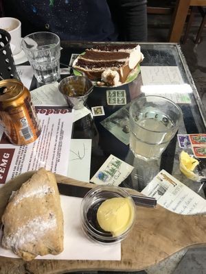 Vegan Scone and cake, oosh 🌱 at Singl-end - Garnethill in Glasgow