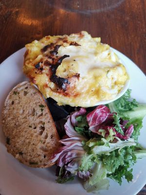 Loaded mac and cheese with garlic bread at Harmonium in Edinburgh