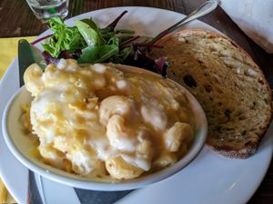 Mac and cheese served with garlic bread and salad at Harmonium in Edinburgh