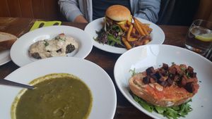 Suppe des Tages, bruschetta, Burger, pan at Harmonium in Edinburgh