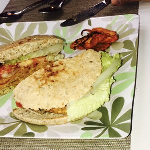 Deliciosa hamburguesa vegana at Kaban in Mexico City