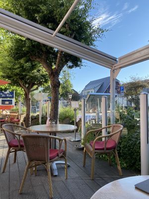 Outdoor seating at Zum Strandläufer in Ahrenshoop