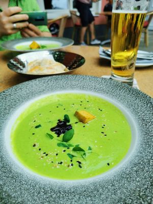 Erbsen-Kokos-Suppe mit karamellisierten Zwiebeln und gebackenem Tofu at Zum Strandläufer in Ahrenshoop