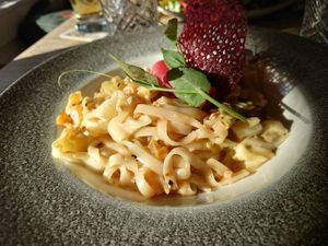Reisnudeln mit Spitzkohl, Aprikosen, Haselnusscrumble in Sesamsauce at Zum Strandläufer in Ahrenshoop