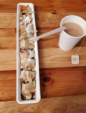 Apple cinnamon pancakes & tea at The Happy Pig Pancake Shop in Amsterdam