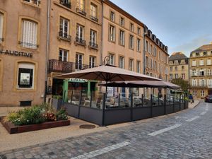 Front with outdoor seating at Au Coeur du Liban in Metz