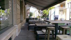 Outdoor seating at Stripped Pizza - Seefeldstrasse in Zurich