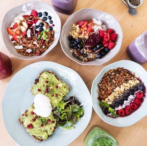 Frühstück: Avocado-Brot mit pochiertem Bio-Ei, Kokosnussjoghurt, Acai Bowl, Porridge, Homemade Granola at Edelgrün in Cologne