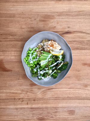 Green Bowl: Quinoa, Spargel, Avocado, Edamame, Brokkoli, Hummus, Tahini at Edelgrün in Cologne