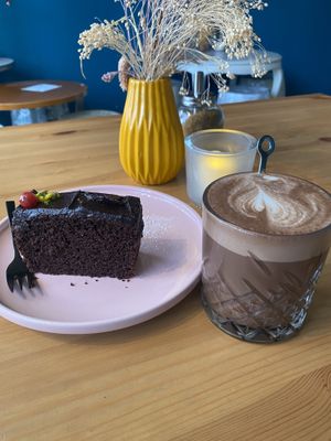 Veganer Schokokuchen und Heiße Schokolade mit Kokosmilch  #Veganuary at Mellow Yellow in Frankfurt