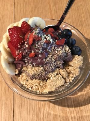 Acai bowl at Flax & Kale - H&M in Barcelona
