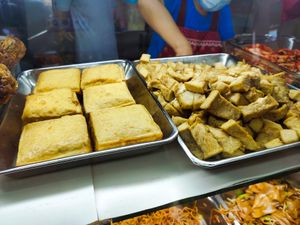 Dishes available at Rong Xiang Vegetarian Food 荣祥素食坊 in Central Singapore