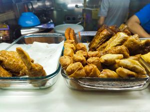 Dishes available at Rong Xiang Vegetarian Food 荣祥素食坊 in Central Singapore