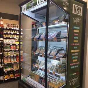 Refrigerator case containing fresh pastas, burgers and juices at Naturalia Vegan - Rome in Paris