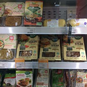 Seitans, falafels and company at Naturalia Vegan - Rome in Paris