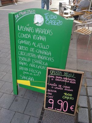 Outdoor sign with vegan options at De Francesco in Gran Canaria