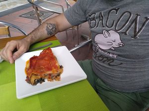 Happy customer about to have some vegan lassagne at De Francesco in Gran Canaria