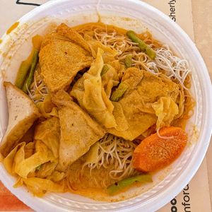 Food tastes okay. A bit pricy $4/- for this plate of economy fried bee hoon with curry vegetable at Fong Guan Vegetarian Food in Central Singapore