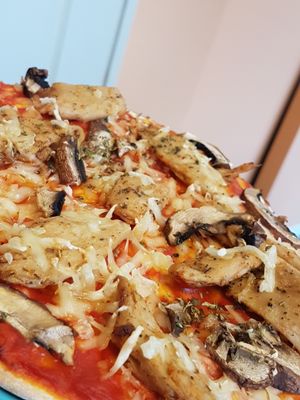 Pizza: masa de elaboración propia  sin aditivos ni conservantes, verduras, embutidos veganos, Heura. Queso mozarela violife. at El Tastet De L'abat in Manresa