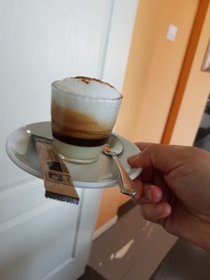 Cafeteria :  leches vegetales, croissants veganos, galletas,aptes para intolerantes al gluten cookies, raciones de pasteles, bocadillos. at El Tastet De L'abat in Manresa