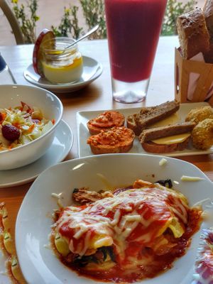 Menú vegano:
Pica pica, entrantes, plato principal, bebida,pan, café  y postres. Totalmente vegano. at El Tastet De L'abat in Manresa