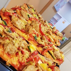 Pizza made with traditional dough from the region. With Heura chicken and vegan cheese. at El Tastet De L'abat in Manresa