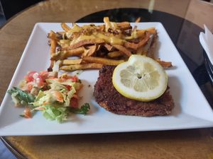 Soja-Schnitzel mit Fritten at Zu Spät in Leipzig