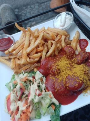 Curryvurst mit Pommes und 2 Dips at Zu Spät in Leipzig