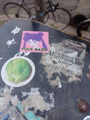 Sticker gegen Nazis im Laden at Zu Spät in Leipzig