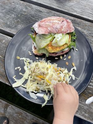 Ärtburgare med rödbetsbröd  at Cafe Nyfiket in Raettvik