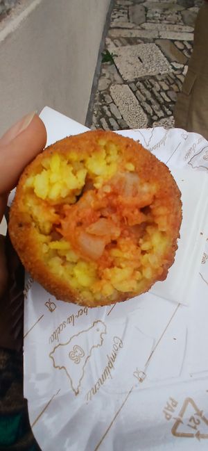 Arancina cavolfiore, uvetta e pinoli at La Tonda Fritta in Erice