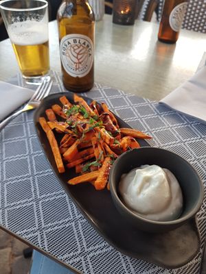 Starter, sweet potato fries with vegan aioli and mint at Noname Restaurant in Mallorca