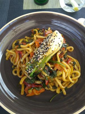 Udon noodles with vegetables and Thai sauce at Noname Restaurant in Mallorca