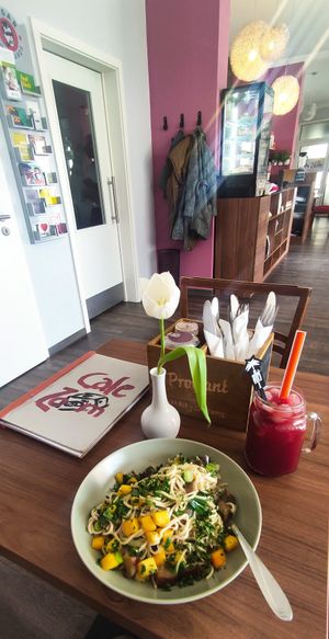 Sojabandnudeln und Roote Beete Limonade at Zoom Cafe in Chemnitz