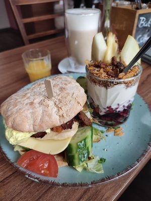 Veganer Breakfast Burger mit Joghurt und granola at Zoom Cafe in Chemnitz
