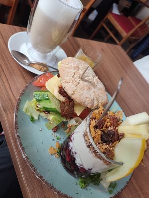 Veganer Breakfast Burger mit Joghurt und granola at Zoom Cafe in Chemnitz