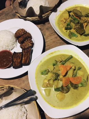vegan tempeh curry, fried tempeh, eggpland and rice at Tu Pande in Penida Island