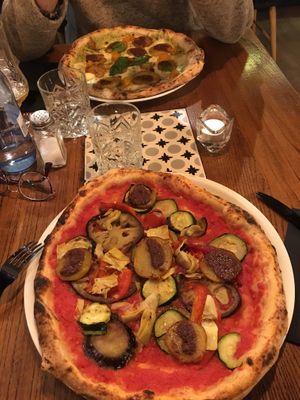 Pizza vegana and pizza vegetarian at Iaia Cristina in Barcelona