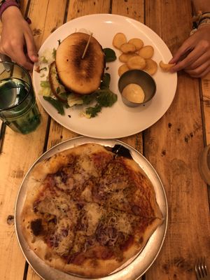Burger y pizza at Masa Madre in Madrid