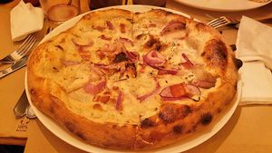 Pizza with bacon and cream at Masa Madre in Madrid