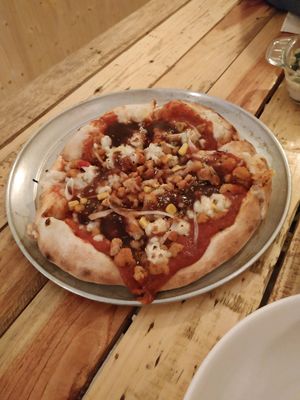 Barbacue pizza at Masa Madre in Madrid